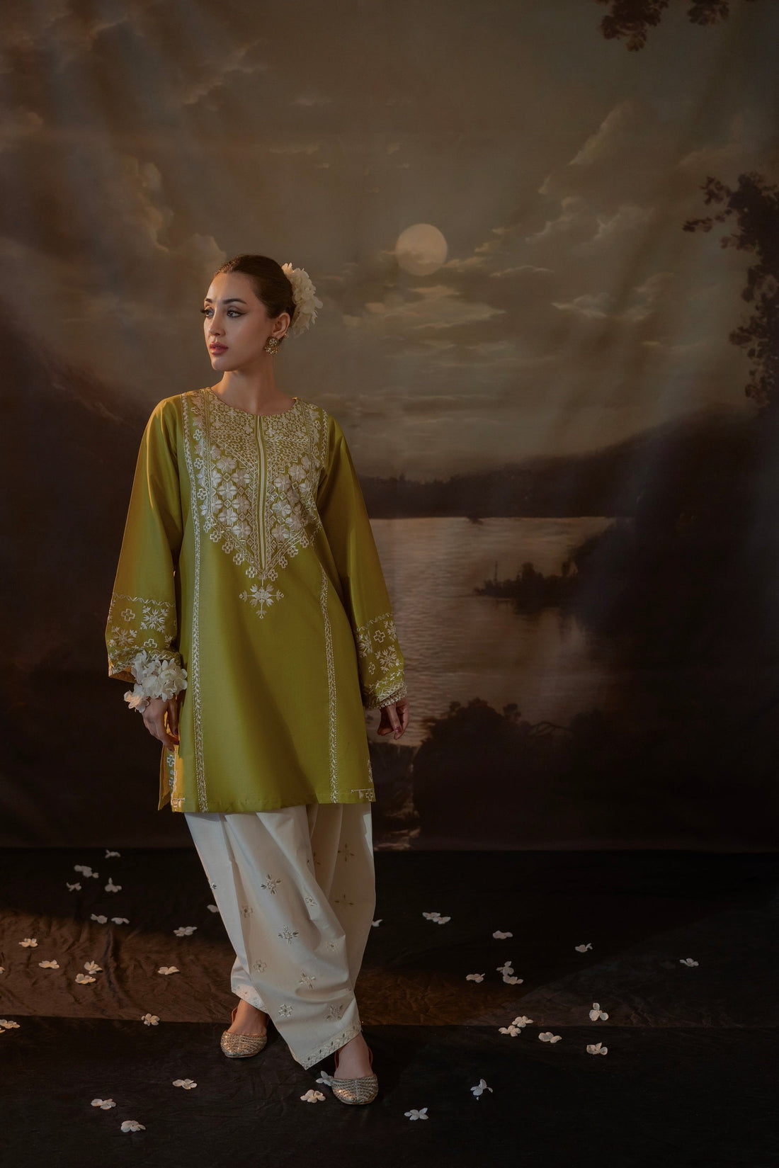 URGE-2PC LAWN EMBROIDERED SUIT KUN-113