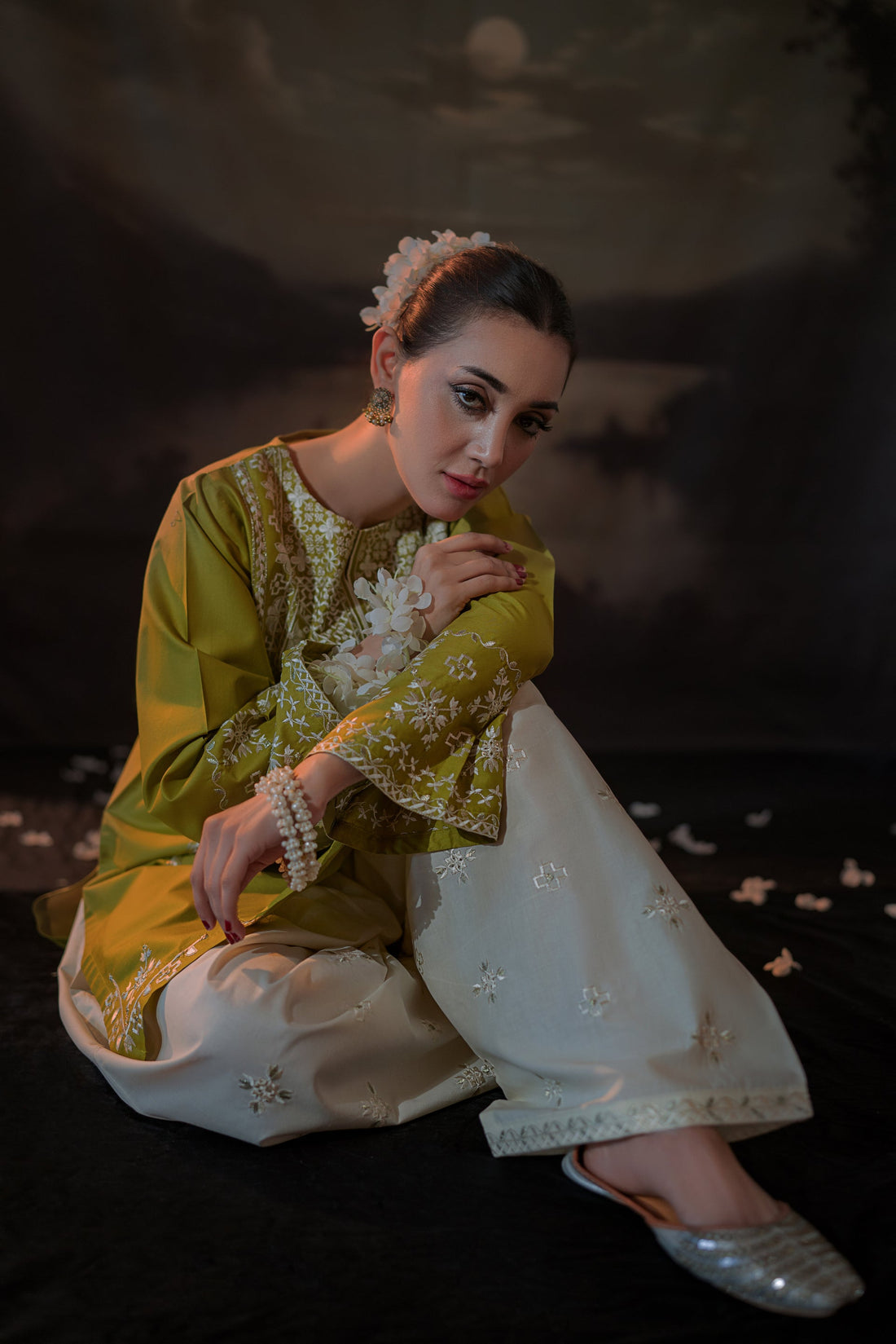 URGE-2PC LAWN EMBROIDERED SUIT KUN-113