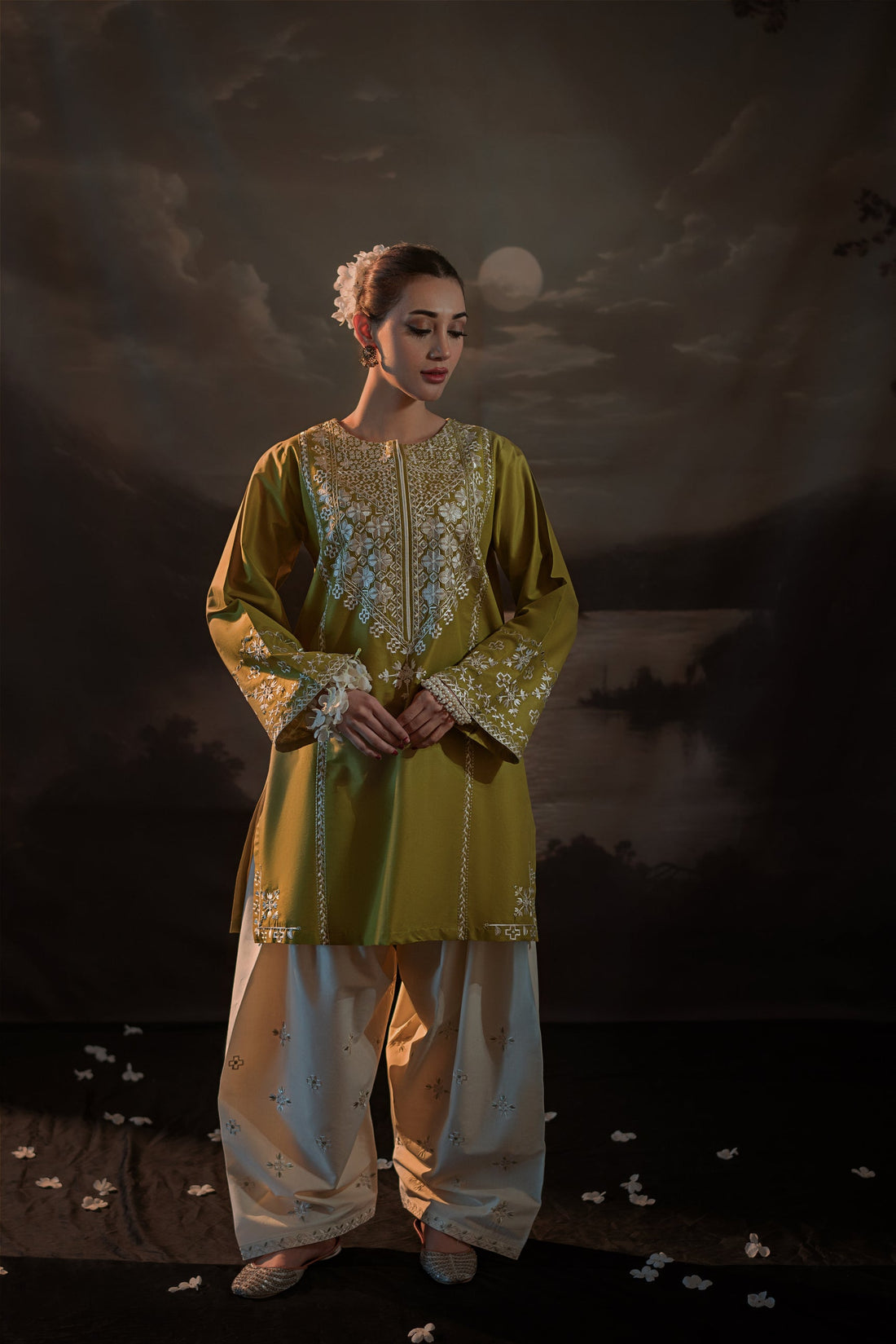 URGE-2PC LAWN EMBROIDERED SUIT KUN-113