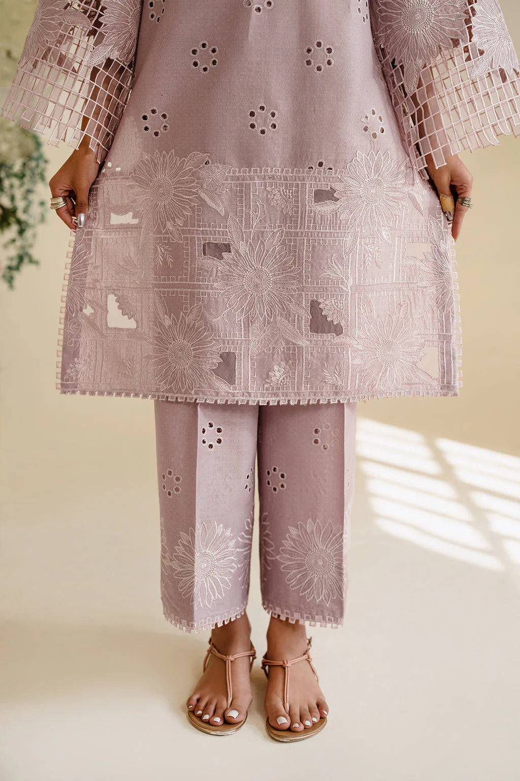 IZNIK-3PC Lawn Embroidered SUIT-KUN-3779