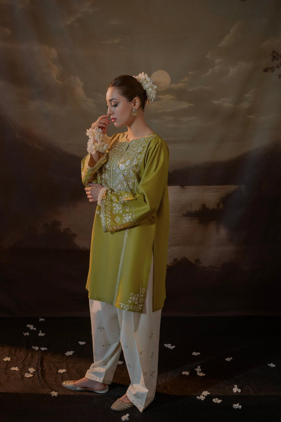 URGE-2PC LAWN EMBROIDERED SUIT KUN-113