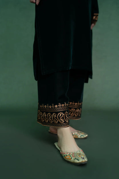 URGE - 2PC Velvet Heavy Embroidered SUIT KUN-D11